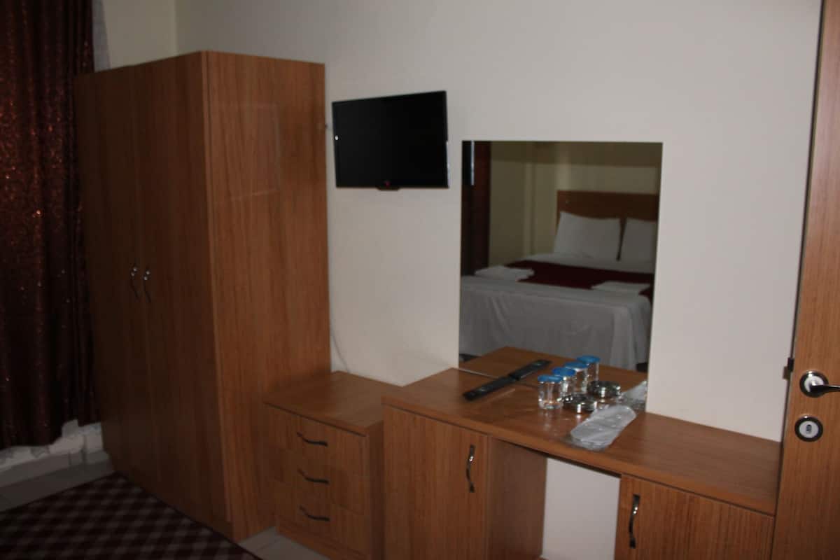Single Room | Meja, Wi-fi percuma
