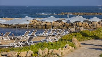 Una spiaggia nelle vicinanze, lettini da mare, ombrelloni, sci nautico