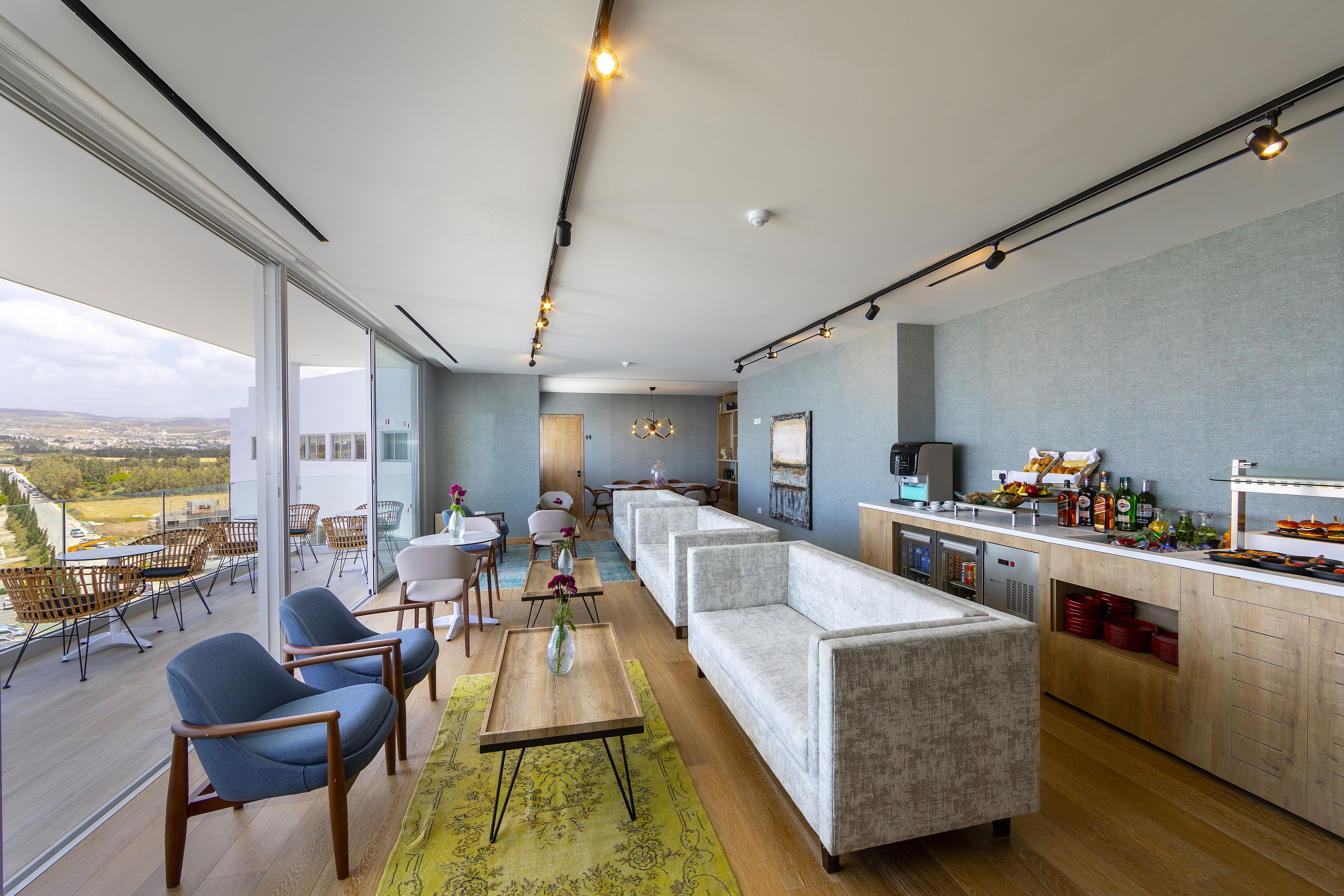 Une cuisine moderne avec un bar, des sièges et une vue sur la ville.