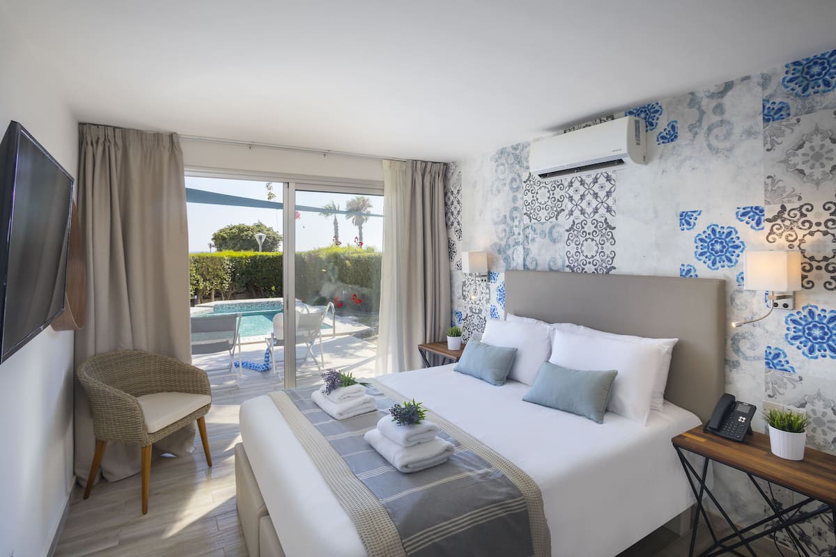 Deluxe suite, privézwembad, tuin | 1 slaapkamer, een minibar, een kluis op de kamer, een bureau