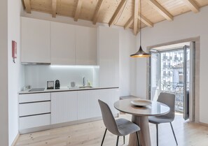 Estúdio luxo, vista para a cidade | Cozinha privada | Geladeira, micro-ondas, cooktop, máquina de café expresso