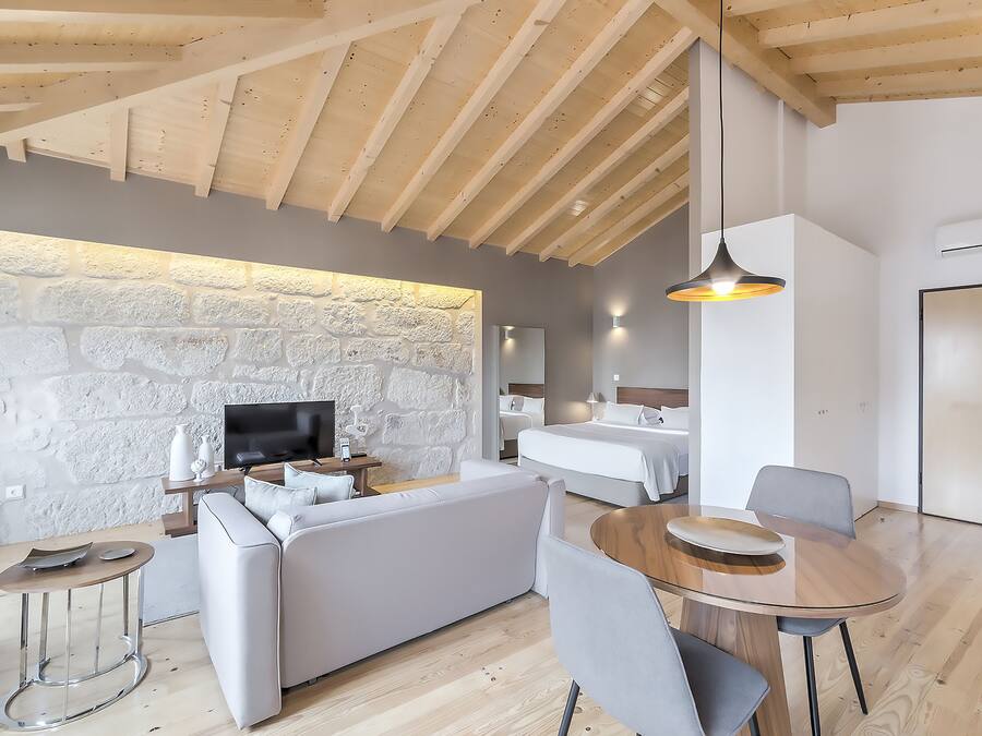 40–tuumainen taulutelevisio, jossa kaapelikanavat