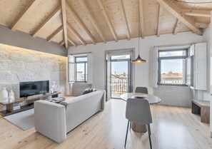 Estudio Deluxe, balcón | Área de sala de estar | Televisión de pantalla plana de 40 pulgadas con canales por cable 