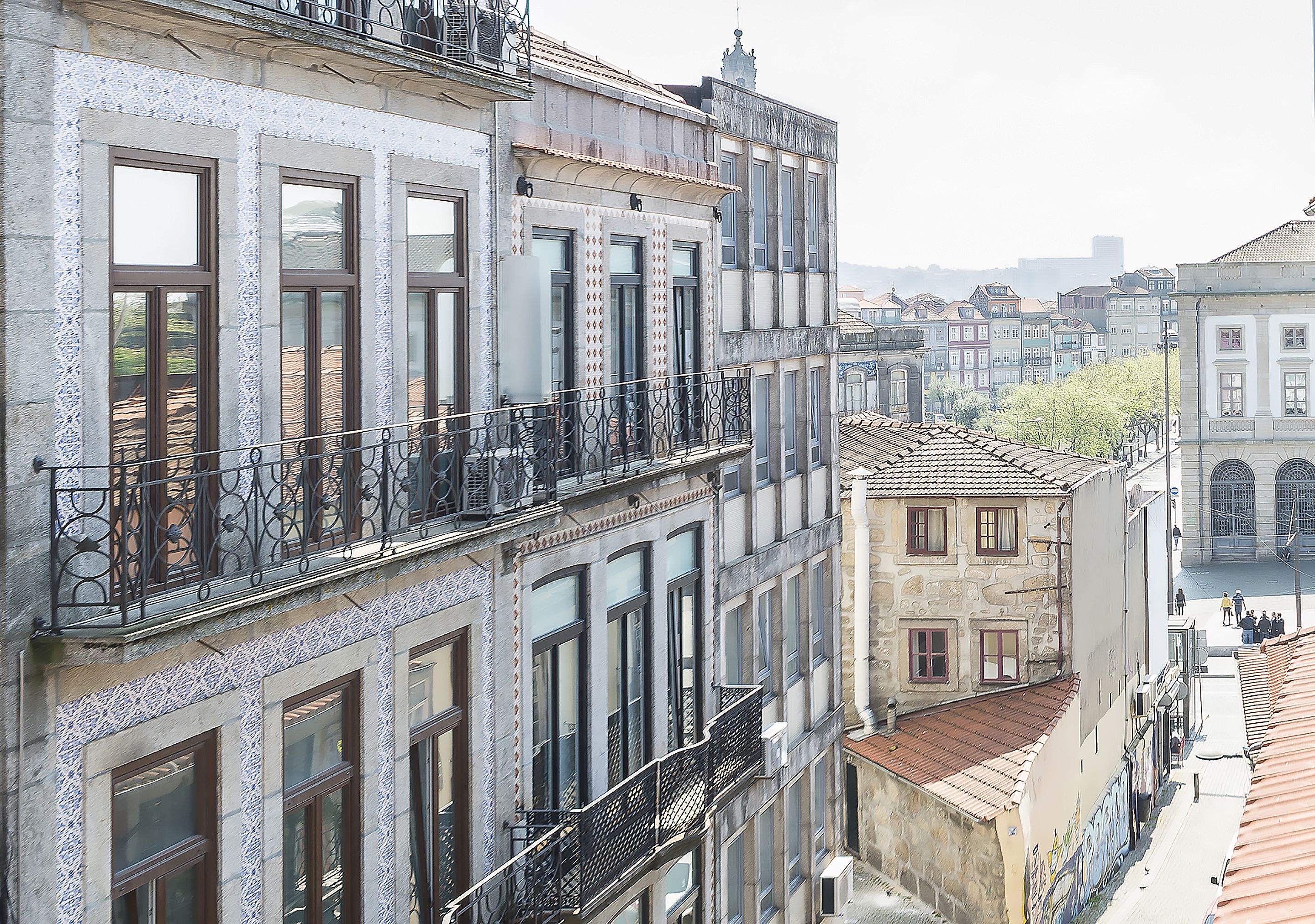 Un edificio de varios pisos con balcones, grandes ventanales y un estilo arquitectónico tradicional.