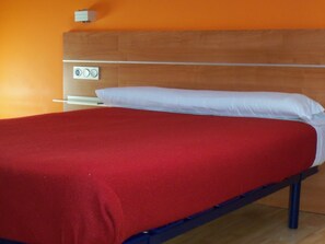 Habitació doble o amb dos llits individuals | Escriptori, cortines opaques, llits addicionals i roba de llit 