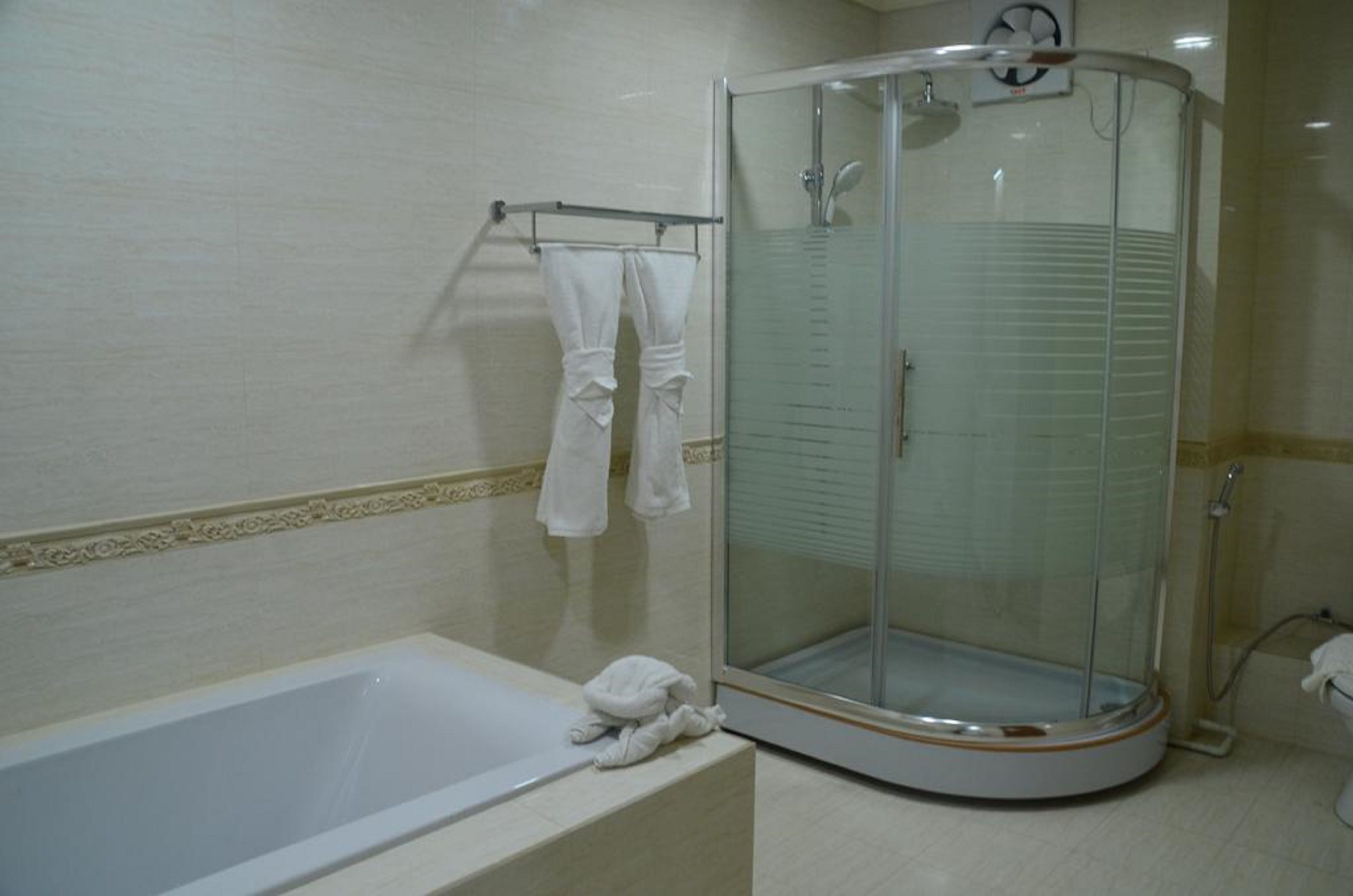 Familie suite | Badkamer | Gratis toiletartikelen, een haardroger, pantoffels, handdoeken