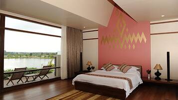 Suite – business | Minibar, safe på rommet, skrivebord og strykejern/-brett