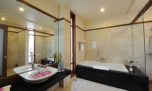 Executive suite | Badkamer | Een bad/douchecombinatie, gratis toiletartikelen, een haardroger
