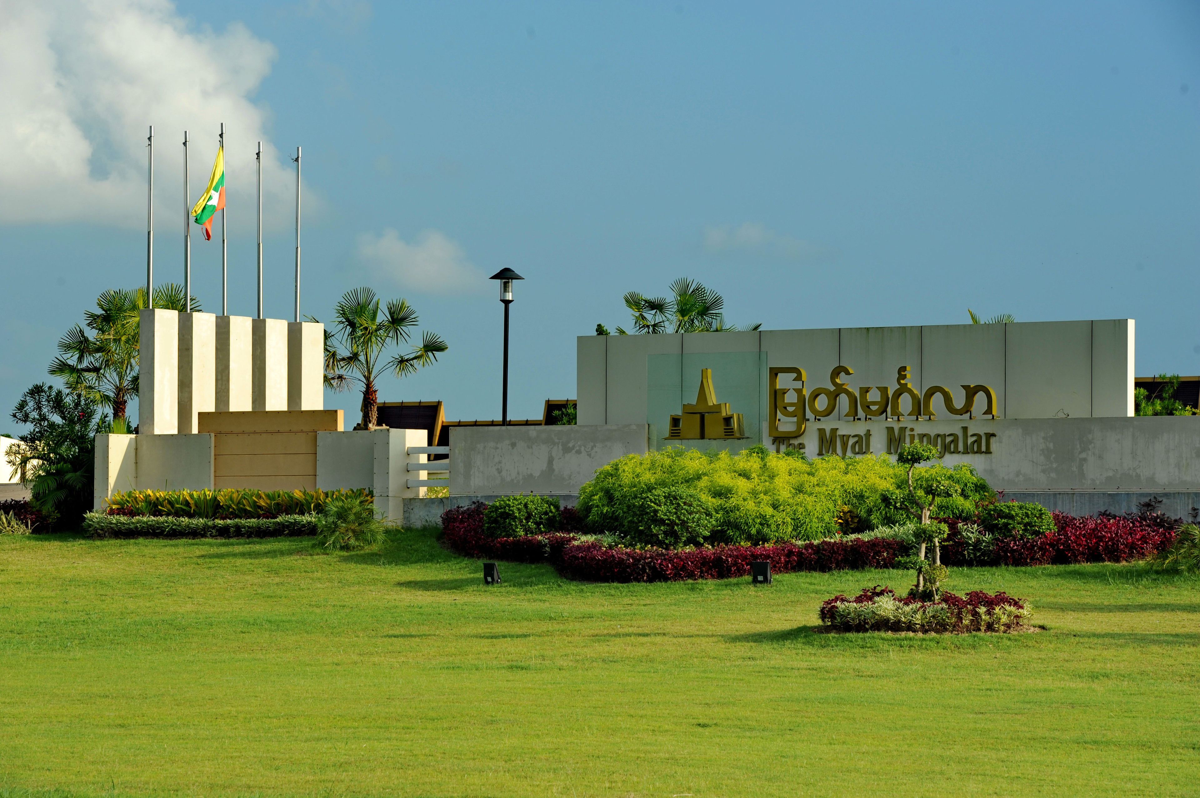 A hotel entrance with a sign reading "Bongrung" and "Myrt Mingaral".