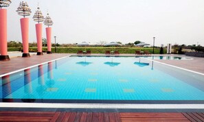 Outdoor pool - The Myat Mingalar Hotel (Naypyidaw)