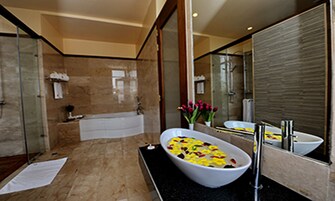 Bañera con ducha, artículos de tocador gratuitos, secador de pelo, batas