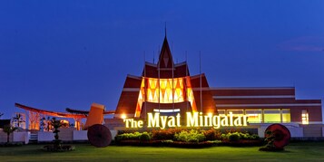 Fachada de la propiedad por la tarde o noche