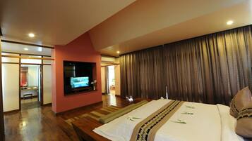 Suite (Mingalar) | Minibar, brankas, meja kerja, dan setrika/meja setrika
