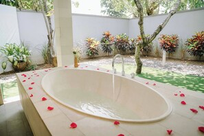 Bungalow Deluxe | Phòng tắm | Đồ dùng nhà tắm miễn phí, máy sấy tóc, dép đi trong nhà 
