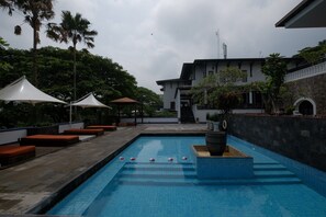 Una piscina al aire libre