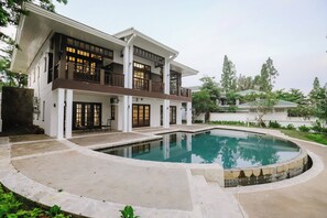 Villa | Luxe beddengoed, een minibar, een kluis op de kamer, een bureau