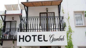 Vista frontal de la propiedad