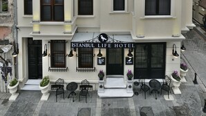 A multi-story building with a sign reading "ISTANBUL LIFE HOTEL". - Istanbul Life Hotel - Adults Only (Istanbul)