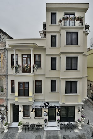 En byggnad med flera våningar, och en skylt som visar texten ”ISTANBUL LIFE HOTEL”.
