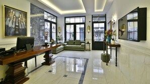 A modern office space with a desk, computer, and seating area. - Istanbul Life Hotel - Adults Only (Istanbul)
