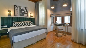 A bedroom with a large bed, a desk, and a window with curtains. - Istanbul Life Hotel - Adults Only (Istanbul)