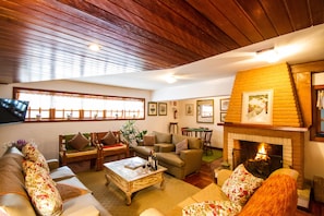 Lobby sitting area - Pousada Serena (Campos do Jordão)