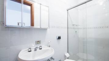 Zweibettzimmer | Badezimmer | Dusche, Handtücher