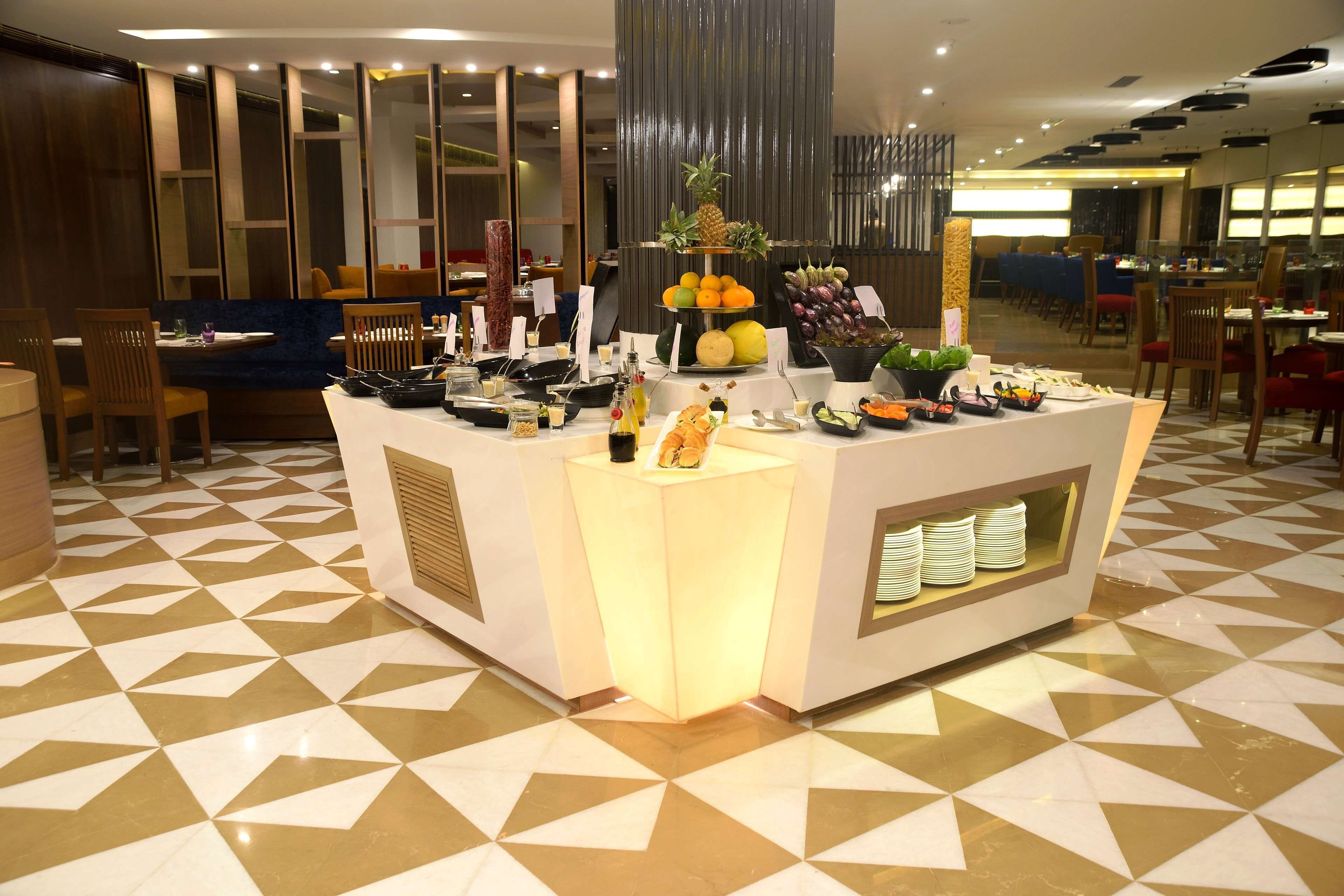 Un espace buffet proposant une variété de plats et doté d’un sol carrelé.