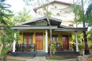 Vista frontal de la propiedad