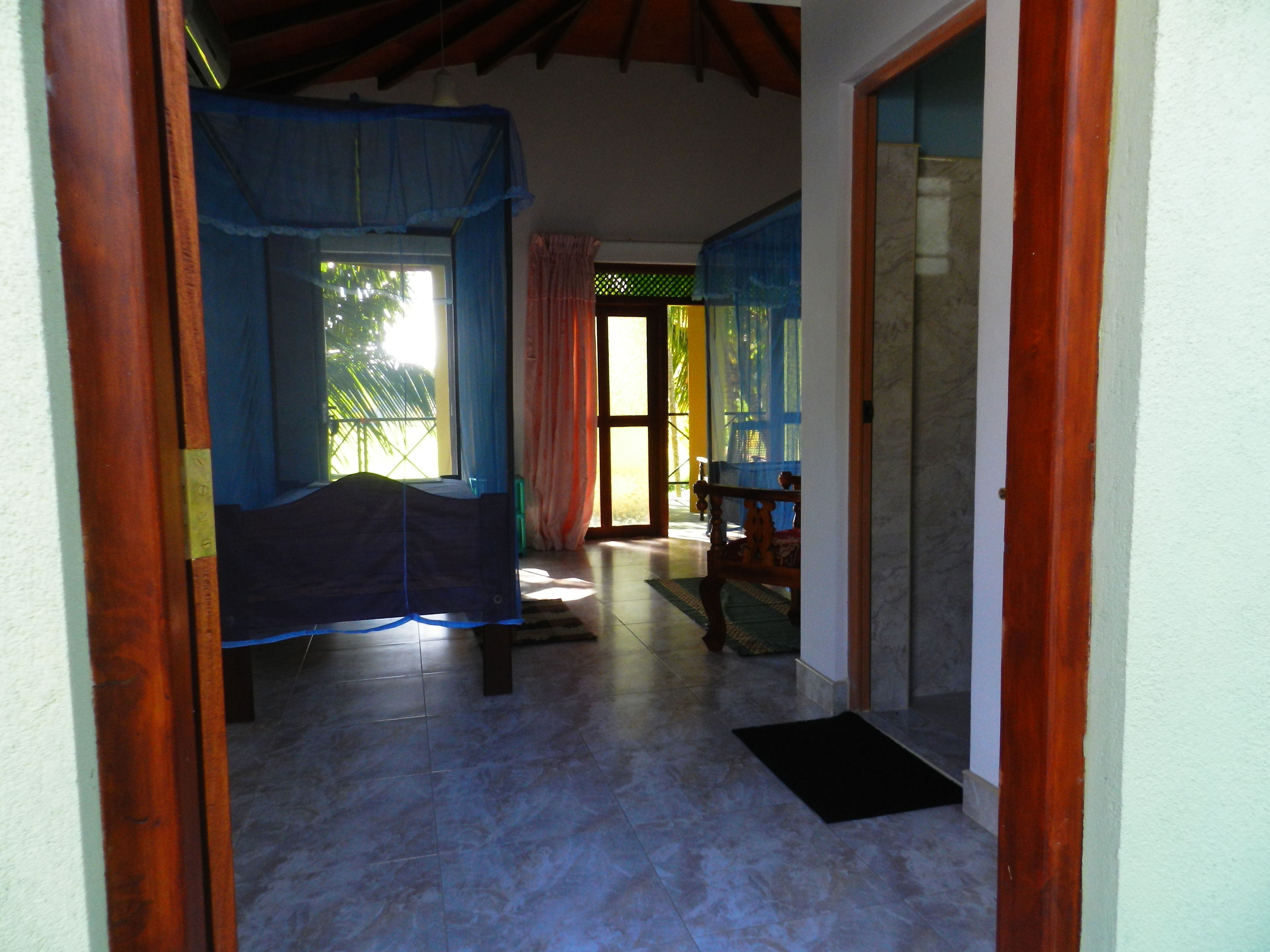 Una habitación con cama, escritorio y vistas al exterior.