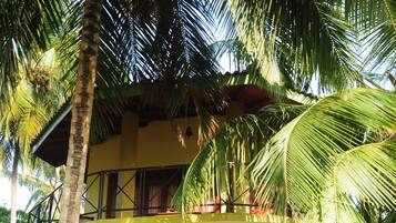 Perhebungalow | Tallelokero huoneessa, työpöytä, äänieristys, silitysrauta/-lauta