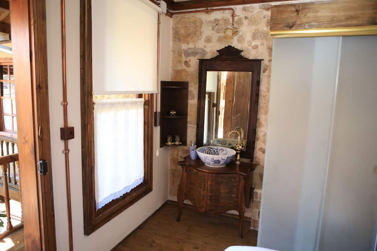 Classic Triple Room | Bathroom | Shower, free toiletries, slippers, towels