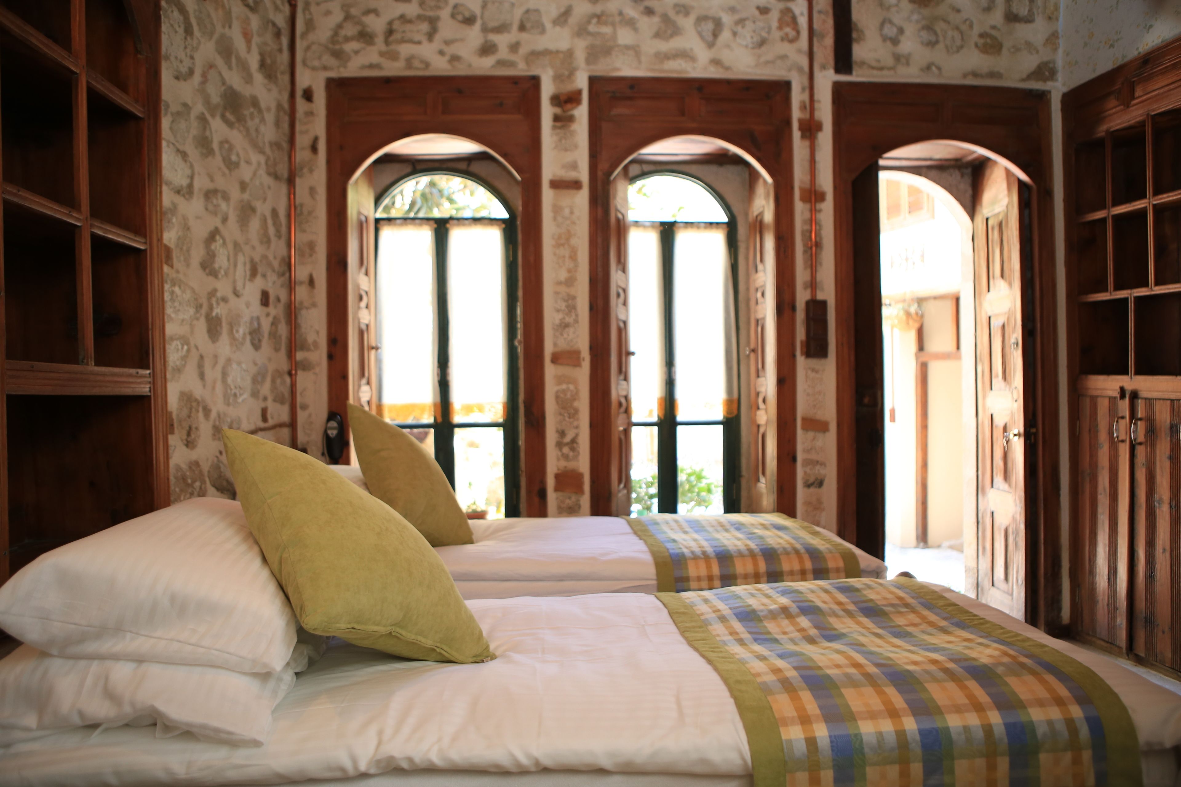 Twin Room (Sarı Oda) | Premium bedding, desk, free WiFi