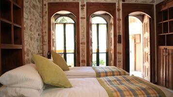 Kahden hengen huone (kaksi sänkyä) (Sarı Oda) | Ylelliset vuodevaatteet, työpöytä, ilmainen Wi-Fi