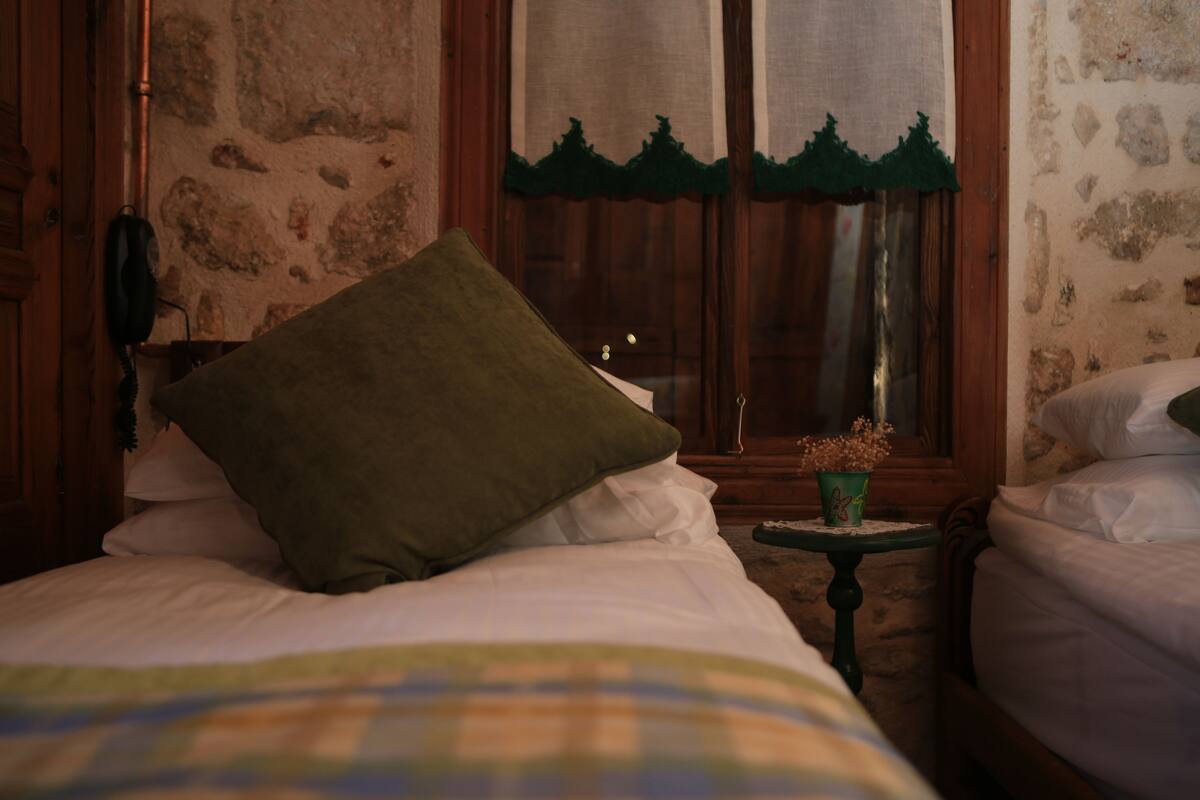 Twin Room (Sarı Oda) | Premium bedding, desk, WiFi (free)