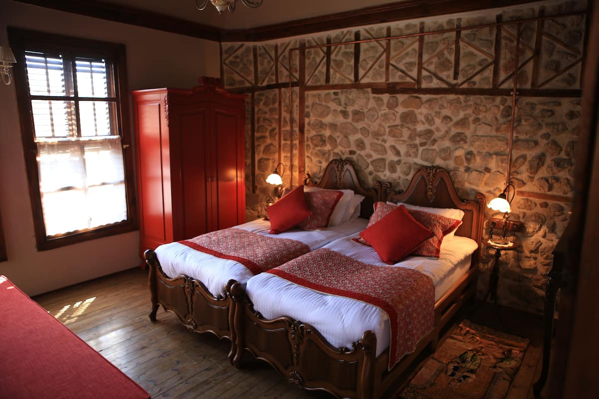 Basic Triple Room | Premium bedding, desk, WiFi (free)