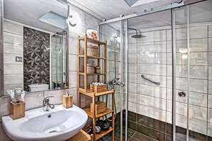 Casa familiar, 2 habitaciones | Baño | Regadera, amenidades de baño de diseñador, secadora de cabello