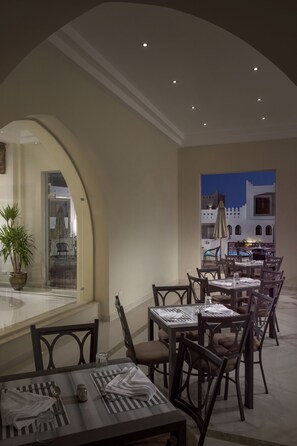 Petit déjeuner buffet (2 USD par personne)