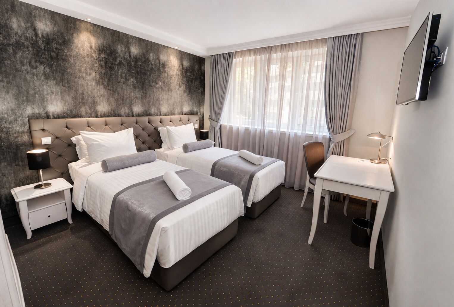 Dobbelt- eller tomannsrom – standard | Minibar, safe på rommet, skrivebord og lydisolert