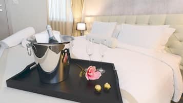 Suite Eksekutif | Minibar, brankas, meja kerja, dan kedap suara