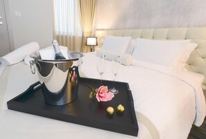 Executive Suite | Minibar, in-room safe, desk, soundproofing