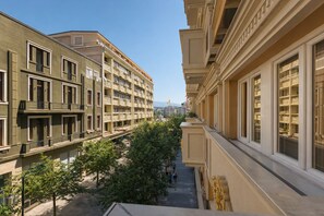 Un edificio de varios pisos con balcones, un patio central y cielo despejado.