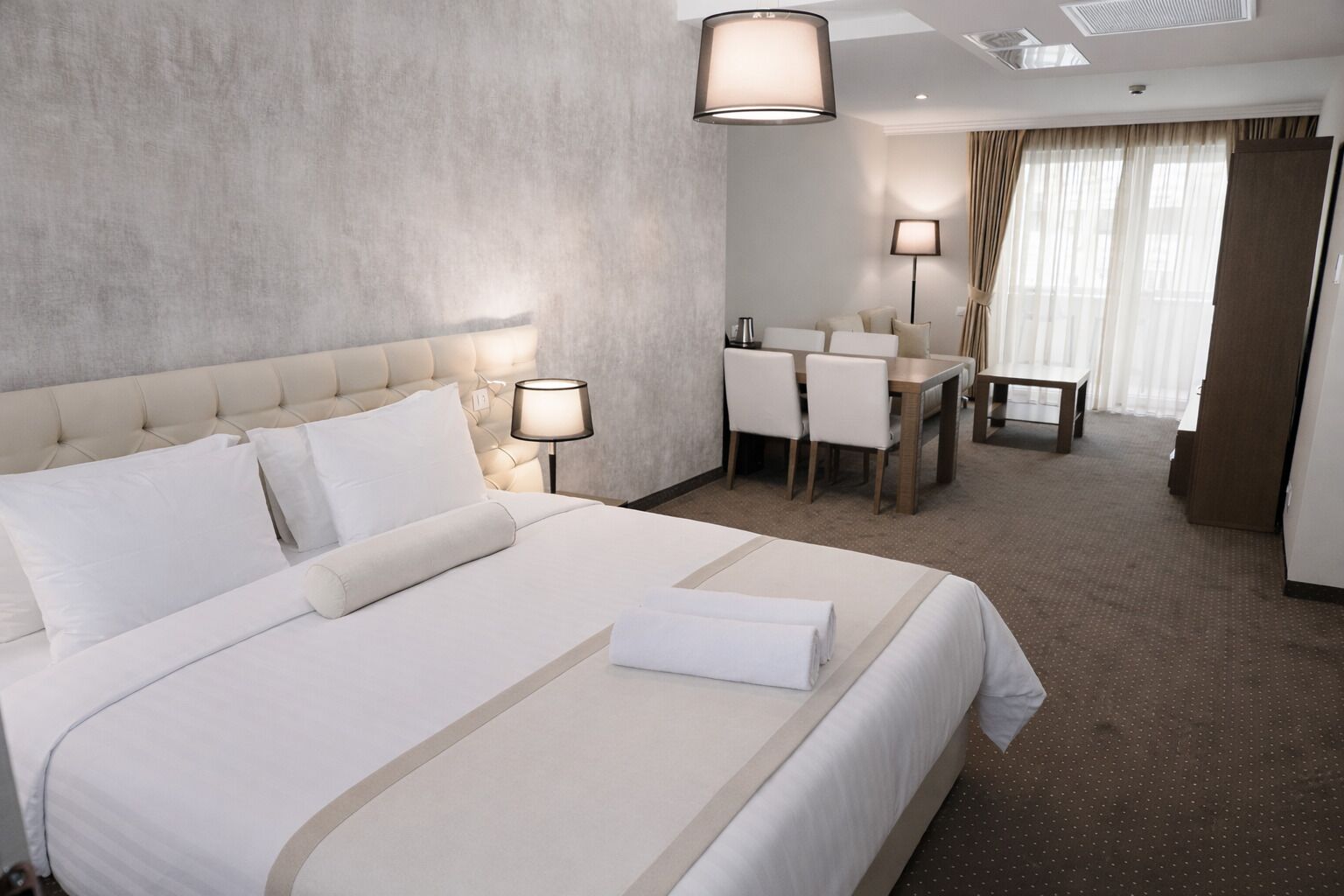 Suite – executive | Oppholdsområde | En 39-tommers LED-TV med Parabol-TV samt TV