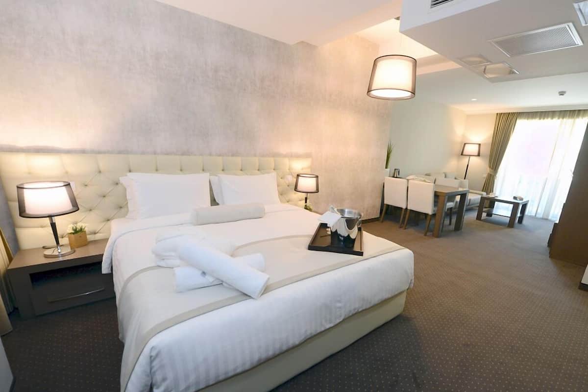 executive suite | 1 bedroom, minibar, in-room safe, desk