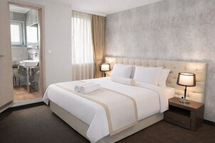 Executive Suite | Minibar, in-room safe, desk, soundproofing