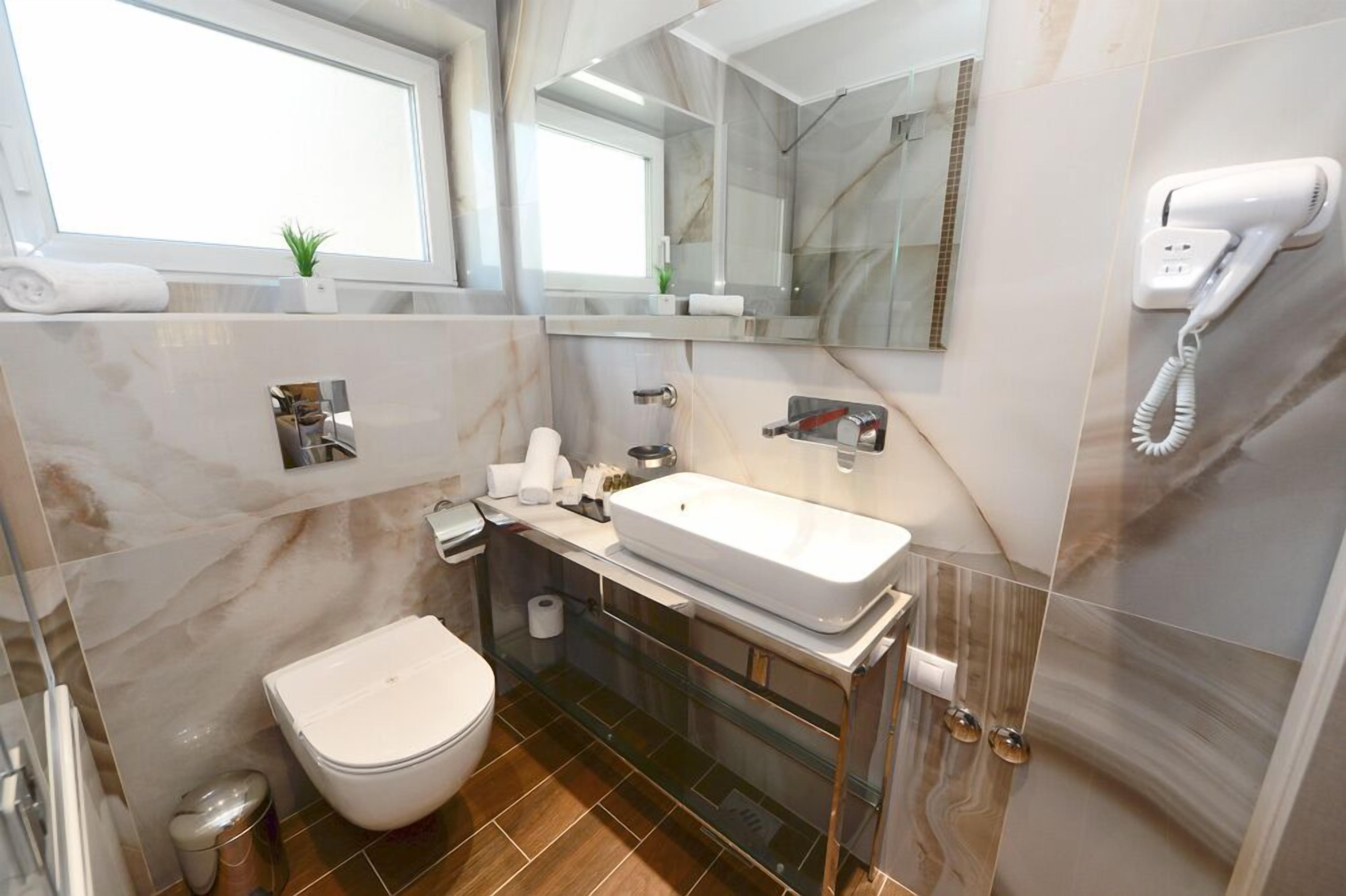 executive suite | 1 bedroom, minibar, in-room safe, desk