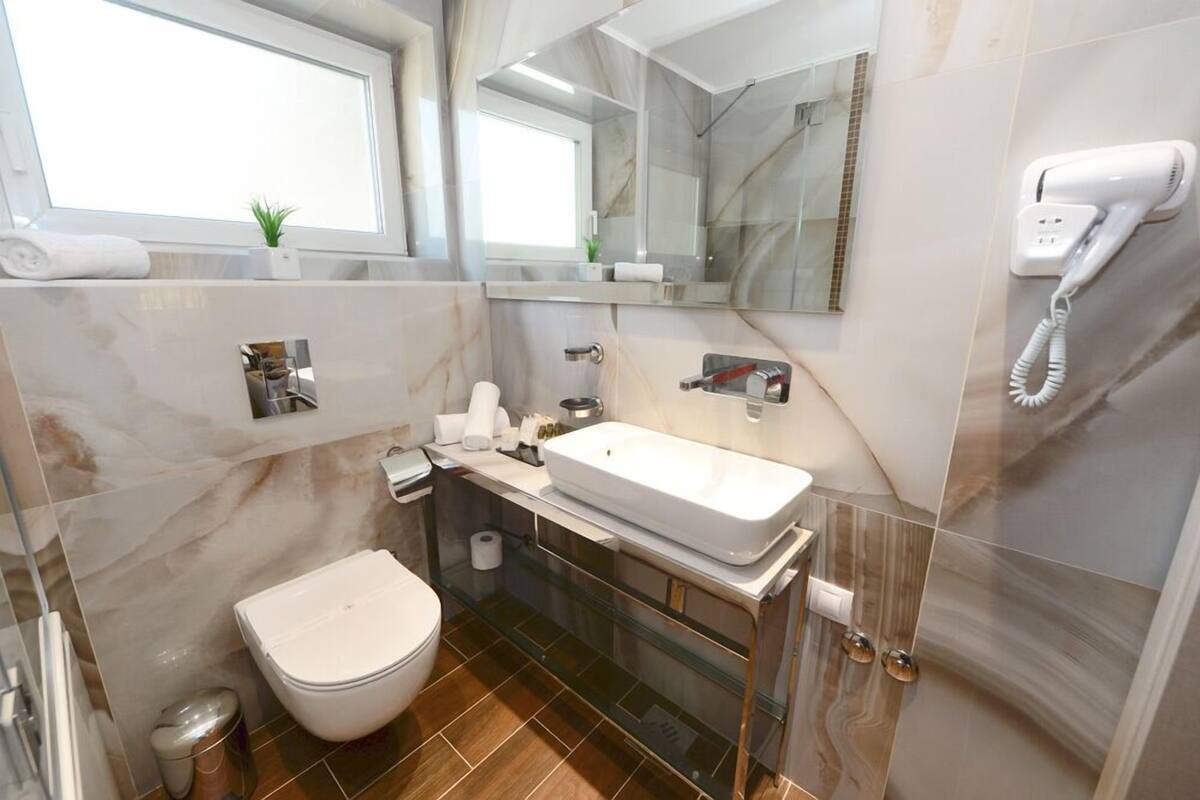 executive suite | 1 bedroom, minibar, in-room safe, desk