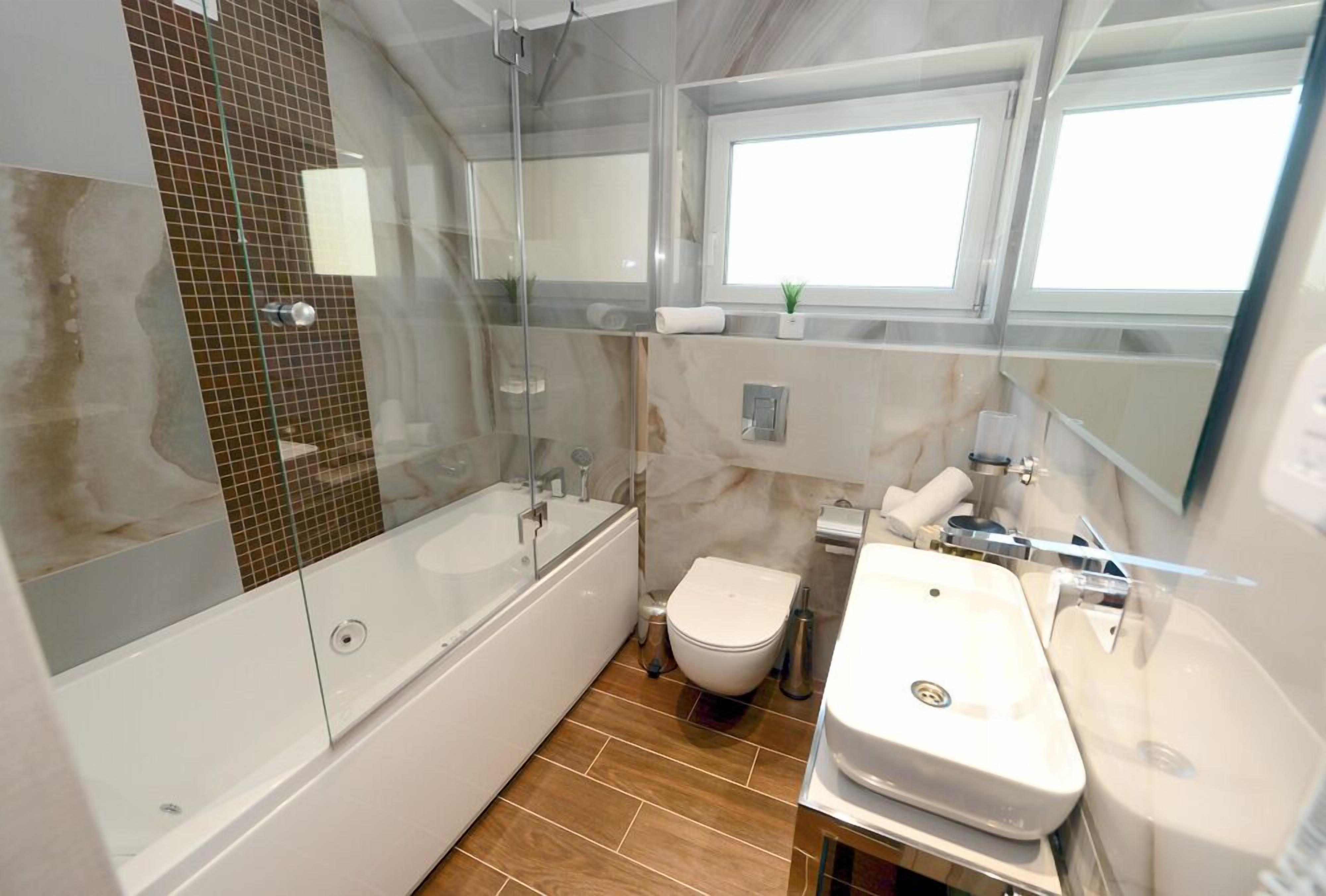 executive suite | bathroom | shower, free toiletries, hair dryer, towels
