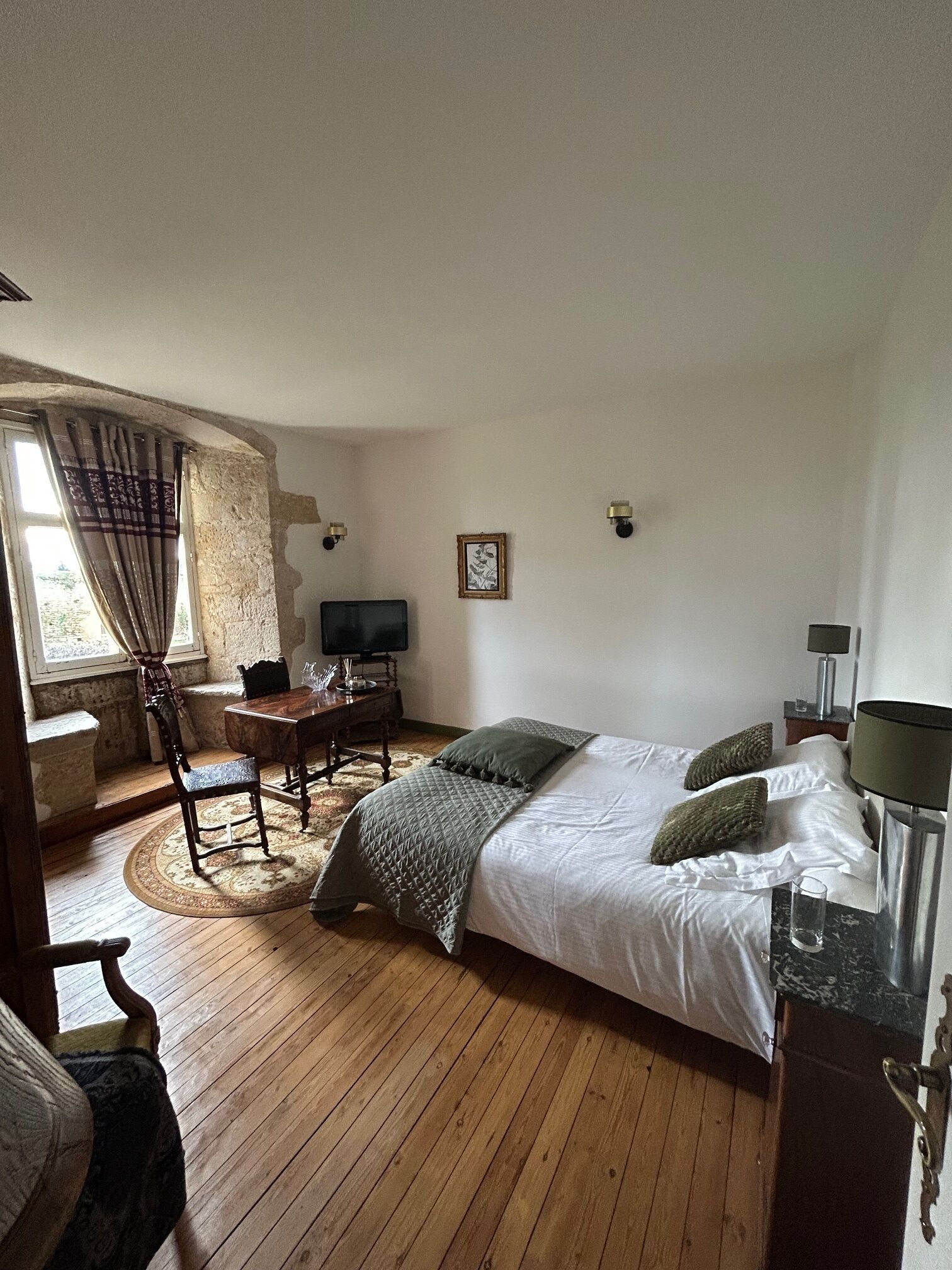 Premium bedding, desk, soundproofing, cots/infant beds