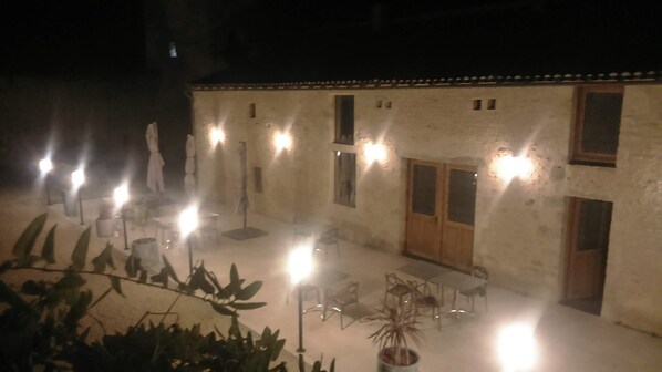 Fassade der Unterkunft – Abend/Nacht